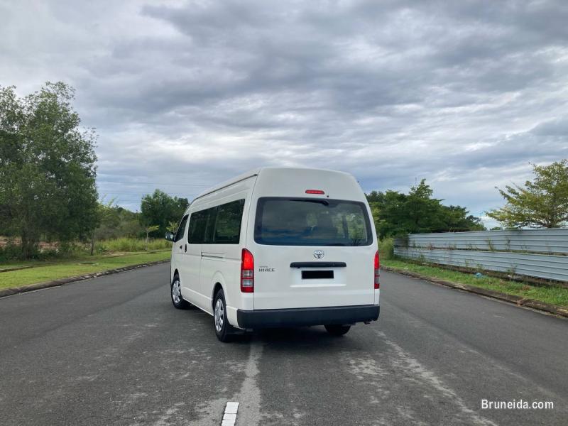 Toyota Hiace Commuter - image 2