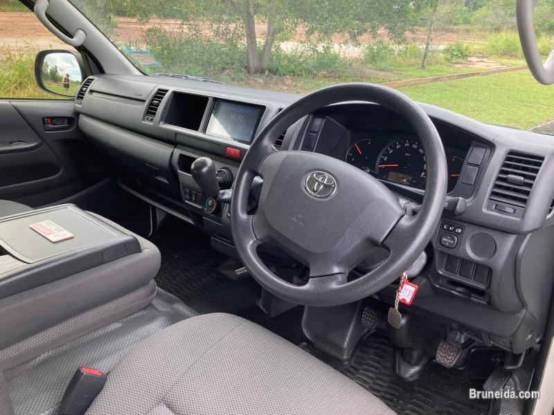 Toyota Hiace Commuter - image 3