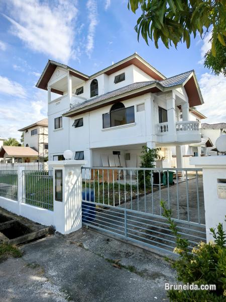 Menglait 3-storey Detached House for Rent - image 1