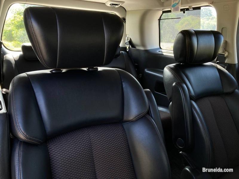 Nissan Elgrand 250 Highway Star - image 3