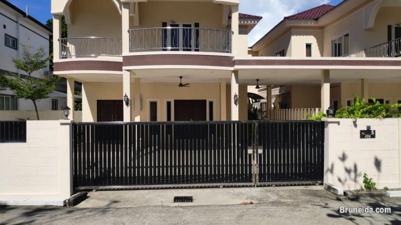 Double storey House for rent near Jerudong Theme park - image 1