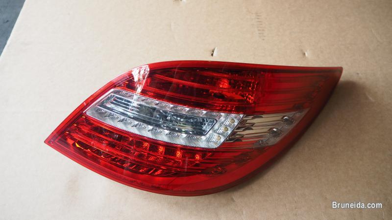 MERCEDES BENZ W251 R400 4MATIC 2017 LED TAIL LAMPS - image 2