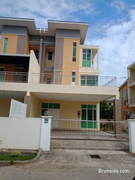 3 storey semi detached house at Tanjung Bunut for rent - image 1