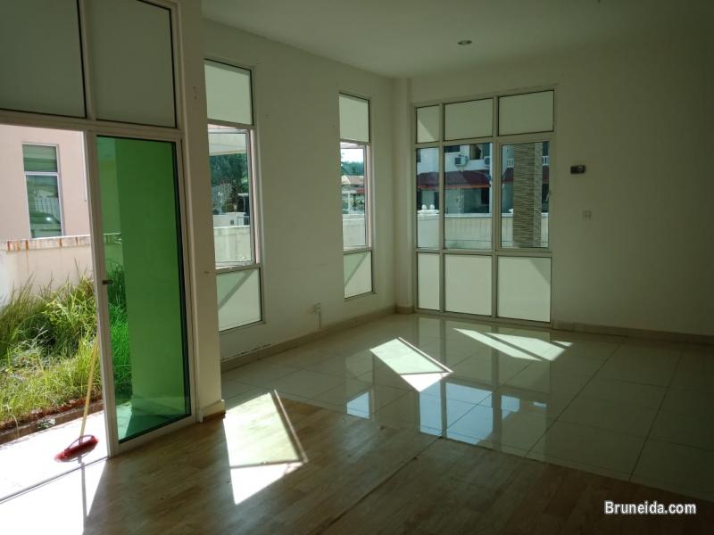 3 storey semi detached house at Tanjung Bunut for rent - image 2