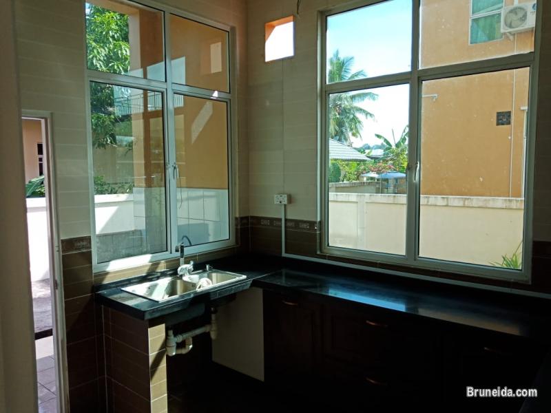 3 storey semi detached house at Tanjung Bunut for rent - image 3