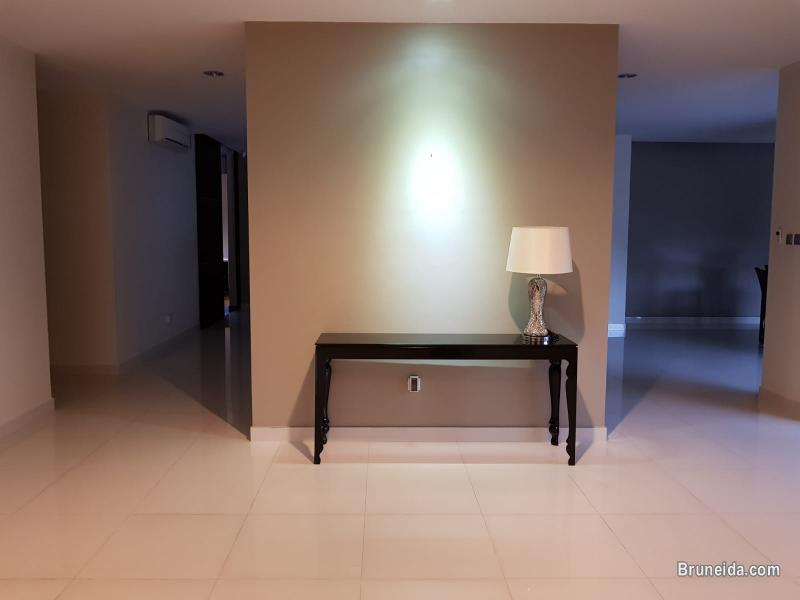 A uniquely designed, cosily furnished home with a pool in Berakas - image 10