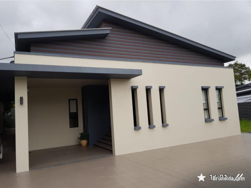 A uniquely designed, cosily furnished home with a pool in Berakas - image 1