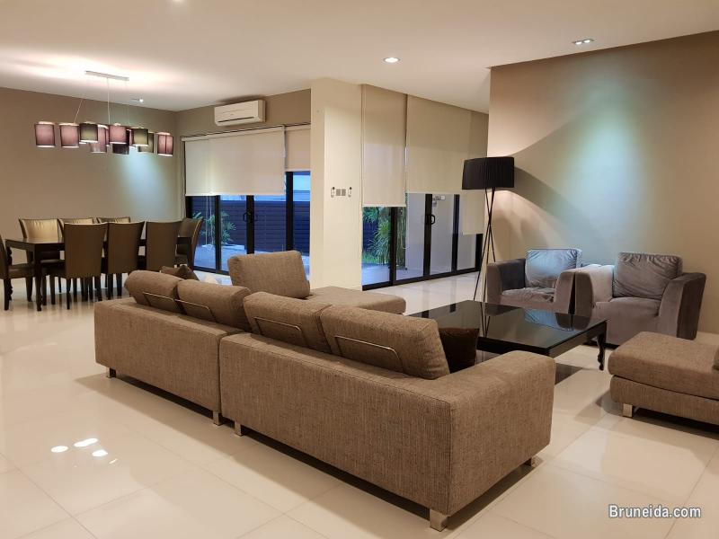 A uniquely designed, cosily furnished home with a pool in Berakas - image 2