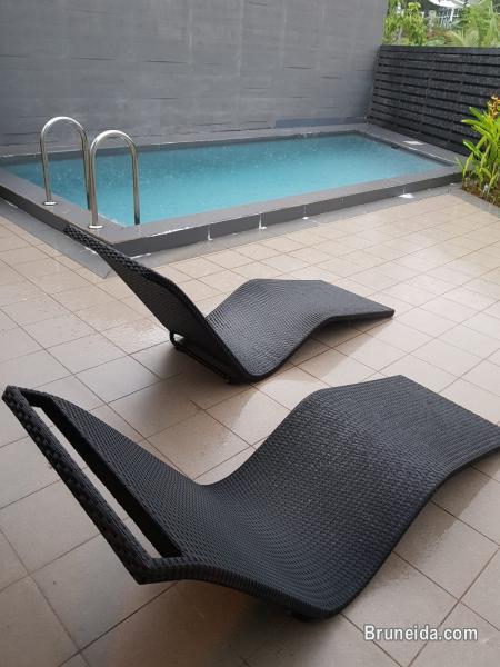 A uniquely designed, cosily furnished home with a pool in Berakas - image 3