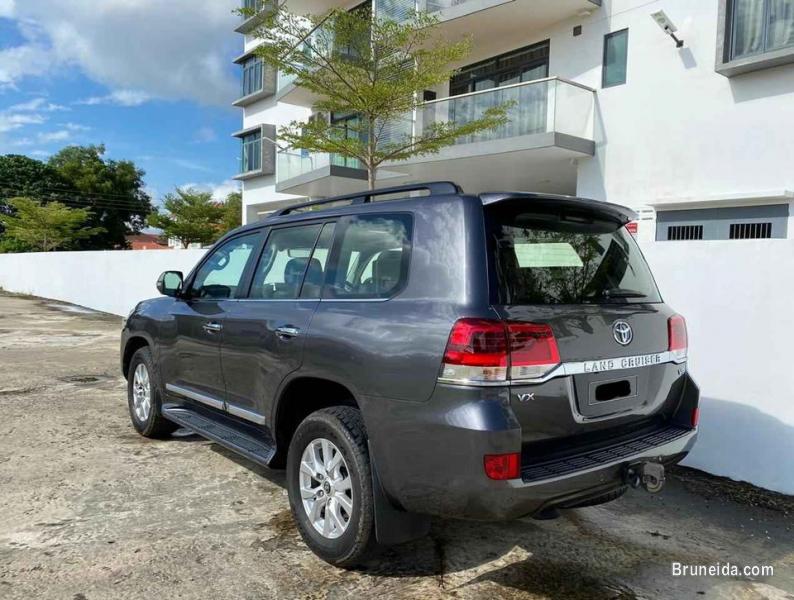 Toyota Land Cruiser Turbo VX - image 2