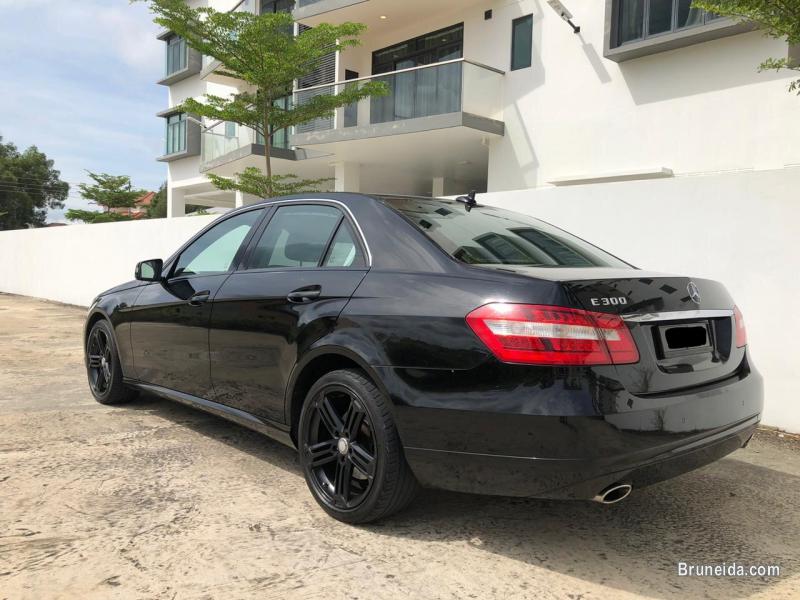 Mercedes E300 V6 - image 2