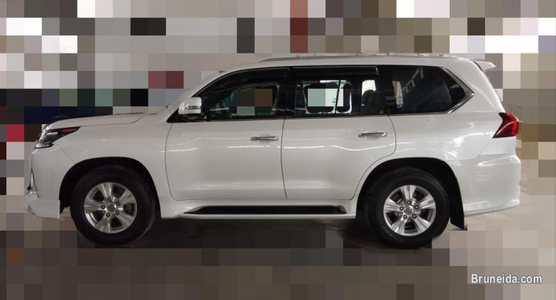Lexus LX450d - image 3