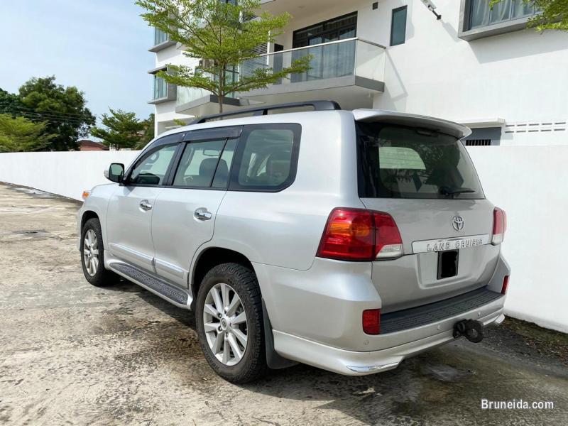 Toyota Land Cruiser Turbo VX - image 2