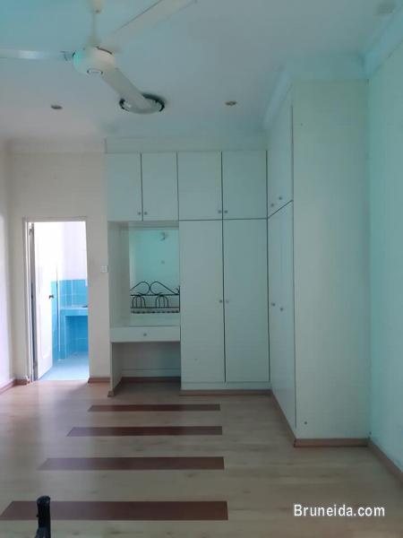 ROOM FOR RENT - image 2