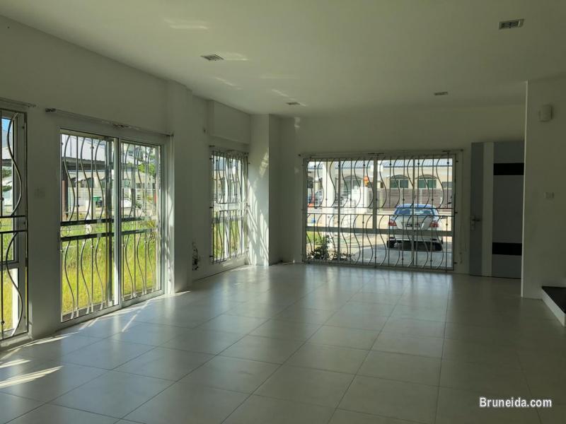 CORNER UNIT TERRACE HOUSE FOR RENT - image 2