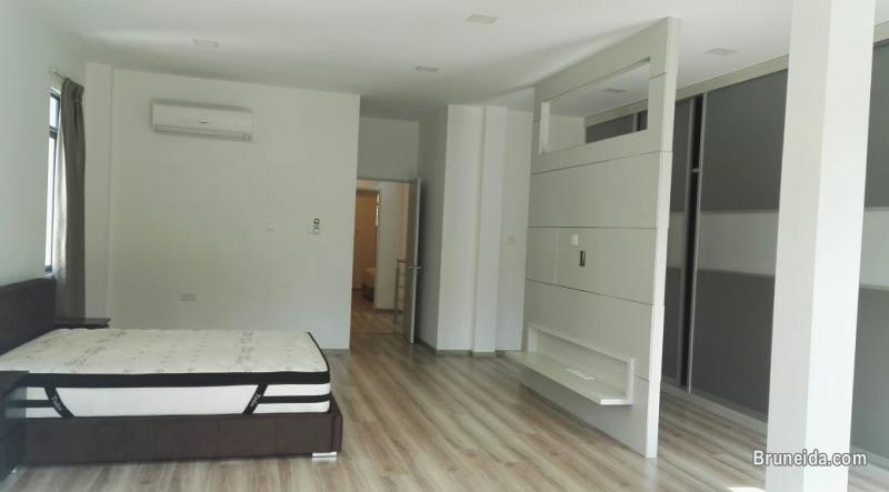 Modern Design Double storey Linked Semi-Detached for rent - image 8