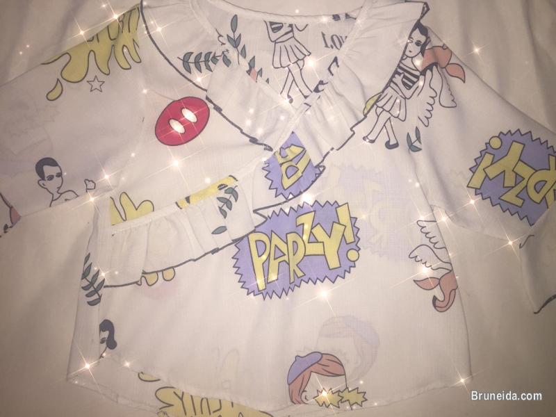 Graphic fashionable top (cropped) - image 1