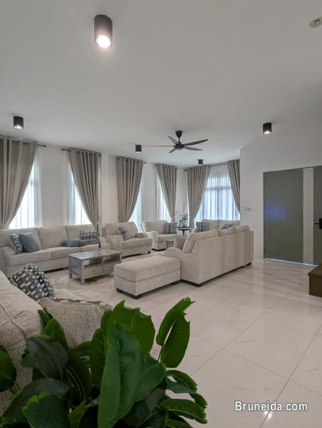 Spacious 5-Bedroom Home - Ready to Move In! - image 2