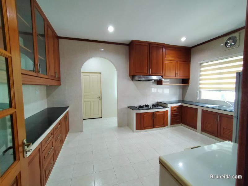 UHFS-122 USED DETACHED HOUSE FOR SALE @ BERAKAS - image 4