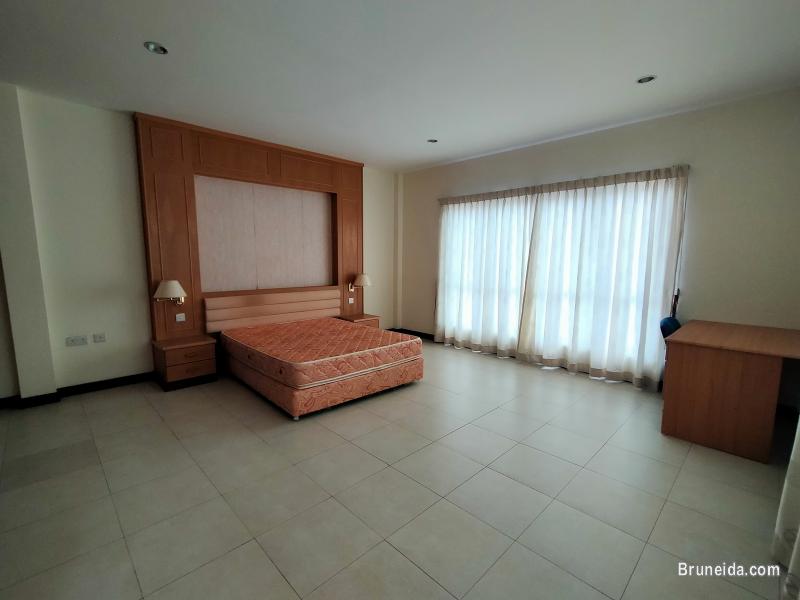 UHFS-122 USED DETACHED HOUSE FOR SALE @ BERAKAS - image 8
