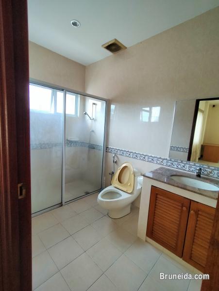 UHFS-122 USED DETACHED HOUSE FOR SALE @ BERAKAS - image 9