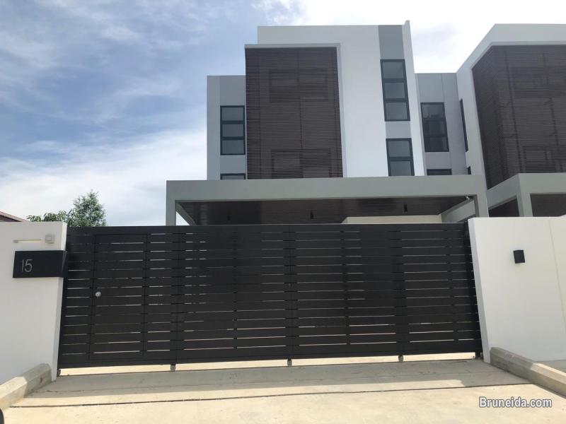 Modern 3-storey townhouse - image 1